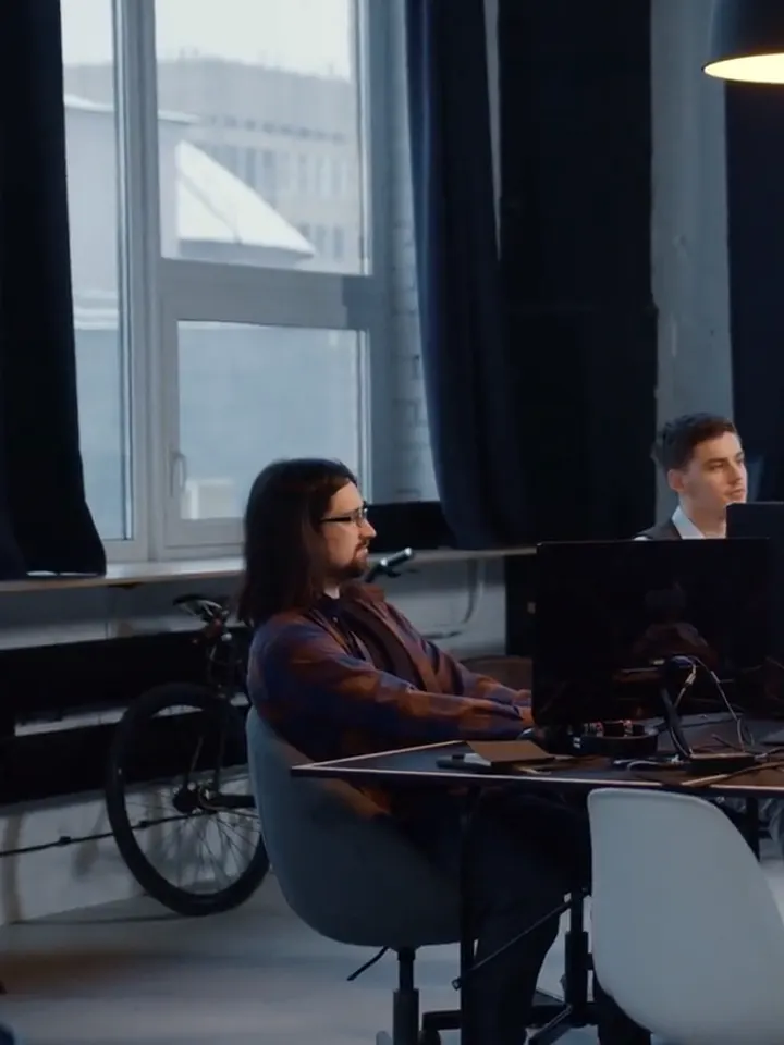 Utvecklare vid skärmarna i Bmoores studio